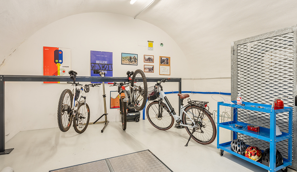 Biker Room: In unserem videoüberwachten Abstellraum ist Ihr Fahrrad im Garnì On The Rock immer griffbereit und sicher aufgehoben.