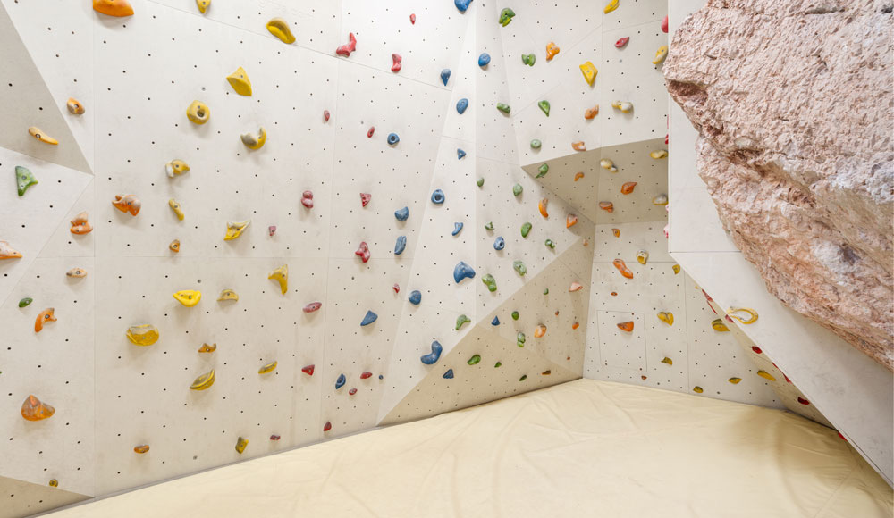 Boulderhalle: Wie viele Hotels kennen Sie, die über eine Boulderhalle verfügen? Testen Sie Ihre Sportlichkeit an den Kunst- und Naturfelsen, auch bei Regen!