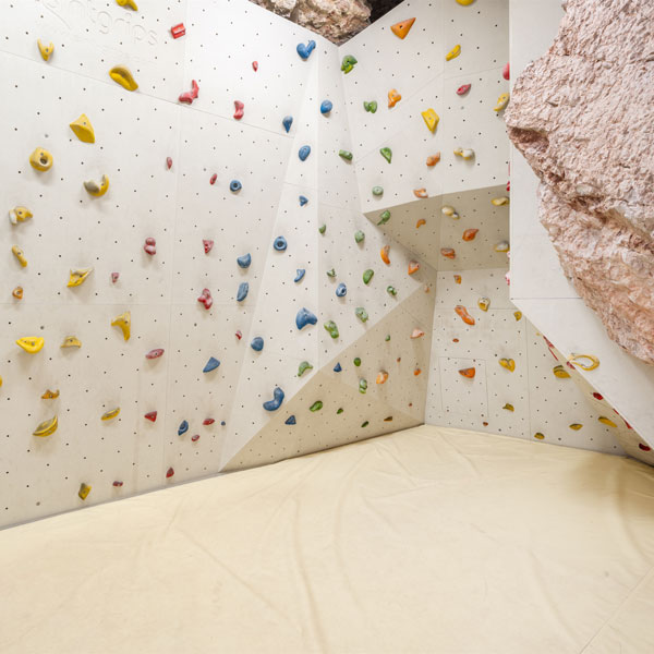 Boulderhalle: Wie viele Hotels kennen Sie, die über eine Boulderhalle verfügen? Testen Sie Ihre Sportlichkeit an den Kunst- und Naturfelsen, auch bei Regen!