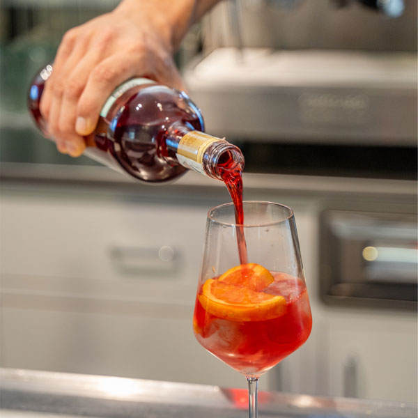 Lust auf etwas Leckeres nach Feierabend? Oder einen Aperitif im Garten? Unsere Bar ist vorhanden, nur für Hotel-gäste.